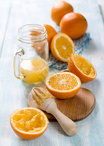 蓝色背景的新鲜橙子和果汁图片