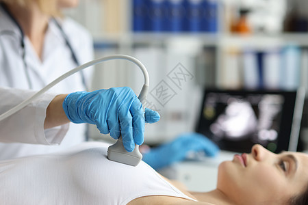医生让妇女做乳房超声检查 在母乳喂养前治疗 在诊所进行全面检查图片