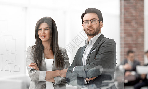 商业商和女商务人士从现代办公室的窗口看一眼公司商业领导者工作生意人领导协作成功男人合伙图片