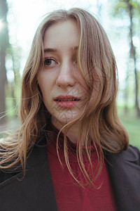 一个女孩在树林里找东西 特写肖像帽子金发女郎植物群女性晴天女孩公园树木金发眼睛图片