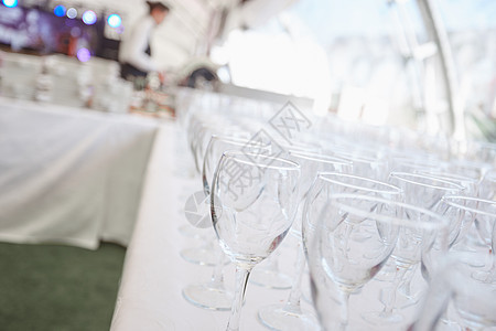 餐厅餐桌上的空玻璃玻璃杯眼镜餐具机构环境器皿餐巾酒杯接待商业酒吧奢华图片