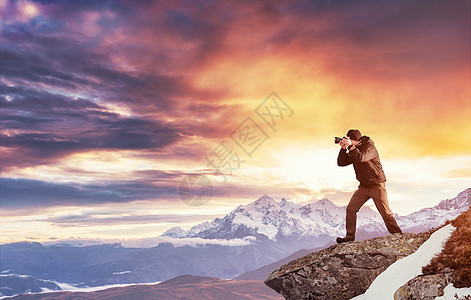 观光客看着风景 美丽的日落 喀尔巴阡山脉图片
