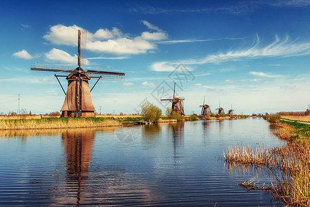 与传统的荷兰风车在罗州开通的运河场地建筑场景草地博物馆翅膀国家历史性太阳历史背景图片