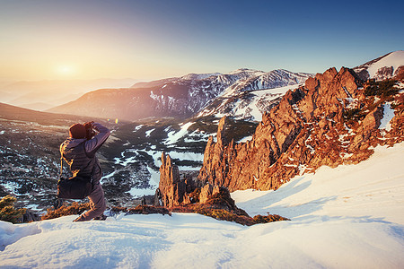 观光客看风景 日落美丽草地顶峰享受天空雪堆土地爬坡道季节丘陵冒险图片