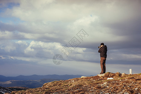 观光客看风景 在山顶的摄影师太阳蓝色远足土地森林顶峰冒险自由草地高山图片