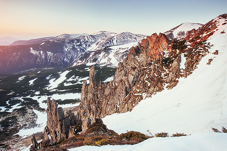 喀尔巴阡山脉多姿多彩的春季山脉景观岩石阳光土地高地森林地平线远足爬坡顶峰蓝色图片