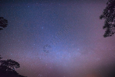 喀尔巴阡山脉多姿多彩的夏季风景星系星座星群宇宙勘探天文行星乳白色天空摄影图片