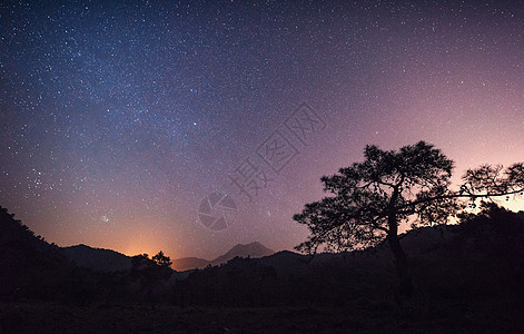 喀尔巴阡山脉多姿多彩的夏季风景灯光乳白色星座城市星星宇宙科学行星星云曲目图片