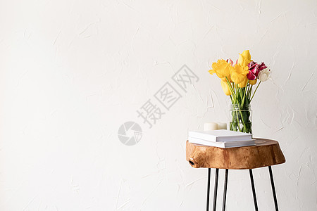 室内最起码的内地 配有时装木制咖啡桌和鲜郁金香花束房间奢华建筑学公寓花朵财产房子风格木头咖啡图片
