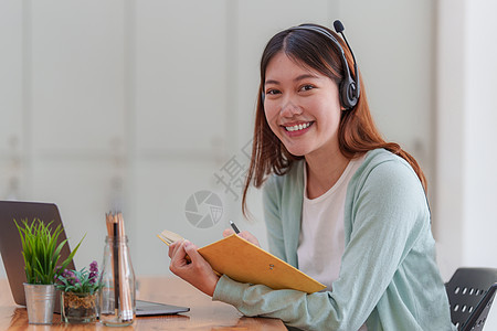 电子学习在线教育概念 亚洲女性细心的学生学生视频会议与老师在家里的笔记本电脑上进行电子学习专家学校演讲课程中学孩子们图书馆桌子黑图片