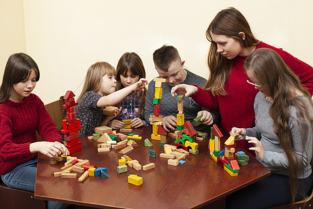 儿童玩玩具的儿童综合症患者人数图片