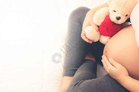 怀孕快乐的孕妇和在家里等待婴儿护理身体产妇健康保健家庭娃娃孕肚女孩母性图片