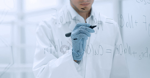 实验时在玻璃板上作笔记的科学家们 在试验中知识科学家科学工人教育生长工作解决方案研究员研究图片