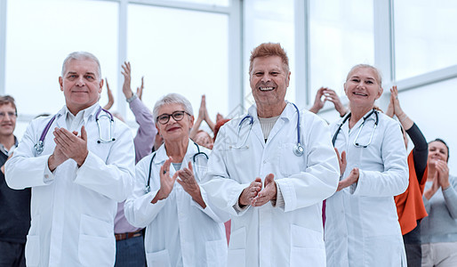 掌声欢呼并享受成功 请大家鼓掌社区关爱男人退休护士治疗保健女士辅导医生图片
