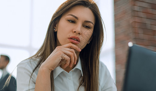 商业女执行员看笔记本电脑监视器技术玻璃员工反射工作秘书成人经理助手工人图片