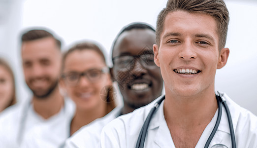 一起站在一起的一群微笑着的 专业医生团队诊所外套同事男性实验室双臂职业职员护士外科图片