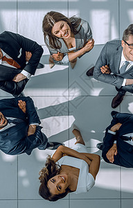 商业团队站在圆形中站立地面会议圆圈反射蓝图男人友谊人士公司商务图片