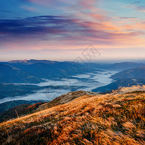 高莱特山口的浓雾 乔治亚州 斯瓦内蒂 欧洲假期旅行天空农村爬坡旅游远足风景自由季节图片