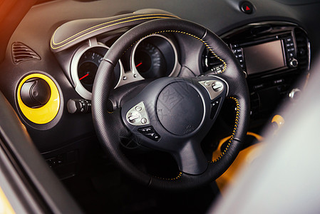 现代车内仪表板和方向盘车辆引擎力量控制车速里程表仪表驾驶控制板转速图片