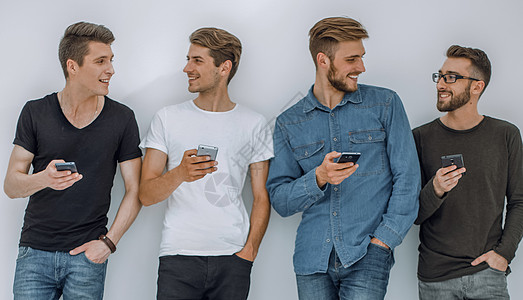 全面成长 一群有智能手机的朋友工作酒吧女性男人互联网商业伙计们团体男性会议图片