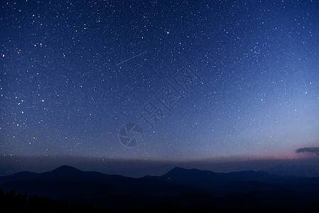 美妙的冬季流星雨和雪峰高山微光星云星系星星宇宙乳白色火花望远镜行星气氛图片