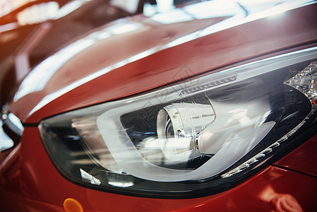 汽车保险杠红车运动车的头灯和引擎盖镜子机器金属反射保险杠技术奢华反光板运输轿车背景