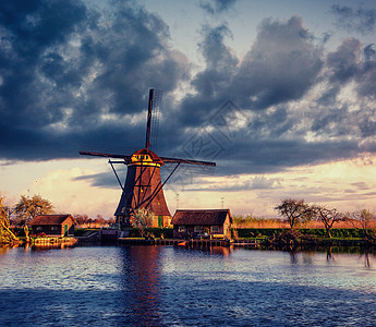 与传统的荷兰风车在罗州开通的运河草地国家场景翅膀旅行环境历史历史性风景天空图片