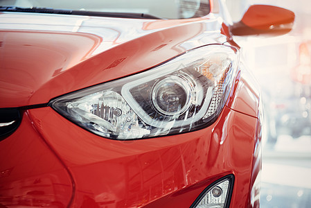 红车运动车的头灯和引擎盖大灯活力金属眼睛运输速度聚光灯反射保险杠合金图片