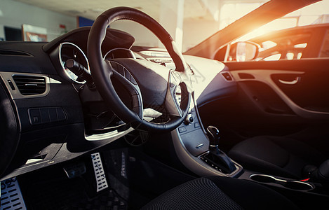 现代车内仪表板和方向盘引擎齿轮指标旅行运动运输发动机技术皮革司机图片