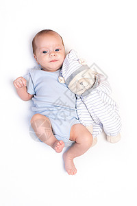 婴儿躺在婴儿床里 里面有一只泰迪熊 宝宝03个月大 冷静的孩子 一篇关于儿童玩具的文章 复制空间生活家庭义者童年尿布睡眠新生母亲图片