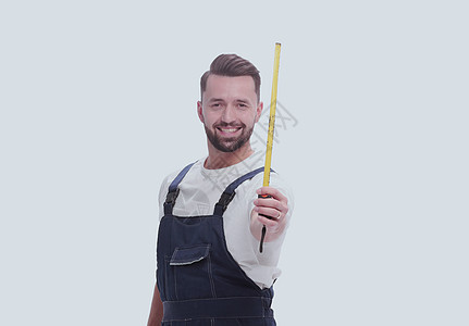 男性身穿长裤 用建筑胶带测量 在白色上隔绝职业厘米广告牌修理男人尺寸员工工作磁带安装图片