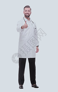 带着微笑的医学专业手举起拇指 孤立在白色上儿科成人保险外套诊所胡须保健职业临床男人图片