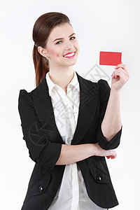 带着空白商业徽章的微笑女商务人士 孤立在WH上工作室交易信用卡人士快乐女士塑料会员卡红色商务图片