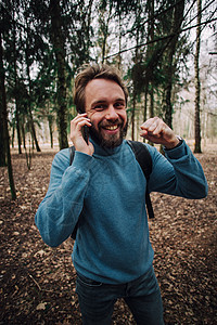 年轻的成年男子站在白砖墙上打电话 手放在头上 因羞愧和惊讶的脸而震惊 愤怒和沮丧学生细胞电话男人呼唤胡须人士成人互联网商业图片