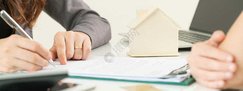 客户签署购买房屋和房地产的文档文件银行律师财产代理人家庭住宅签名办公室离婚合伙图片