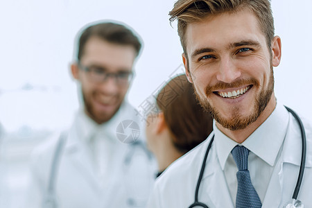 友好的男医生微笑的肖像职员职业卫生成人医院药品男人外套实验室专家图片