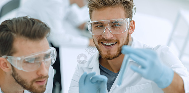 两名生物学家在试验管内检查液体科学家职业乐器显微镜制药测试烧杯科学化学技术图片