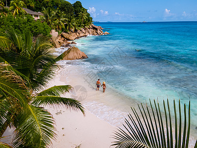 年轻夫妇男女在塞舌尔的豪华假期期间在热带海滩上 热带海滩 塞舌尔拉迪格岛蓝色旅游夫妻异国海洋奢华海岸线女士太阳快乐图片
