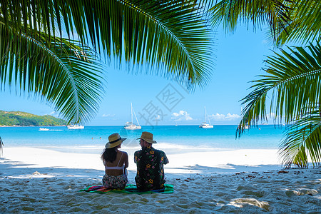 年轻夫妇男女在塞舌尔的豪华假期期间在热带海滩上 热带海滩海景夫妻风景享受椰子旅行天堂蜜月海洋晴天图片