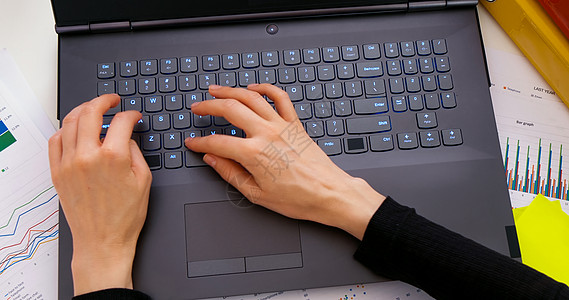 在线留言背景妇女手打笔记本电脑 商业和财务背景