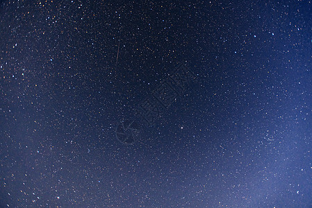 美妙的冬季流星雨和雪峰高山摄影星群乳白色宇宙星星曲目微光星云行星恒星图片