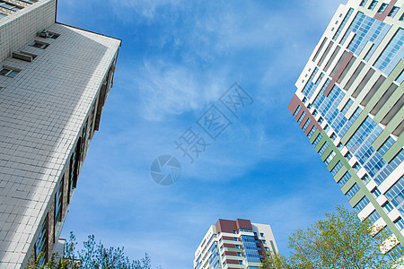 一条街上新旧建筑物与旧建筑之间的对比天空住房公寓树叶房子街道蓝色办公室叶子财产图片