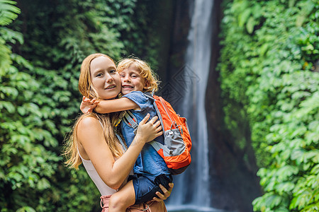 印度尼西亚巴厘岛 Leke Leke 瀑布背景下的母子旅行者 带着孩子旅行的概念女士秘密水池男生森林蓝色乌布冒险热带游客图片