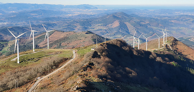 位于山顶的风力农场旅行国家涡轮活力探索风景风车网格资源绿色图片