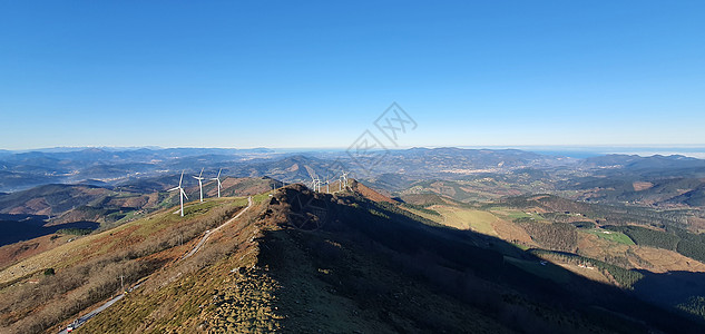 位于山顶的风力农场生态资源风景活力绿色引擎技术网格探索力量图片