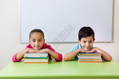 学龄前儿童在桌桌边玩书本游戏教育木板童年乐趣幼儿园男生意义班级孩子们学生图片