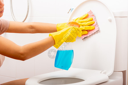 亚洲妇女用喷液体喷雾和粉色布擦粉洗手间打扫厕所座位的手房子卫生泡沫服务消毒看门人洗涤剂清洁工蓝色洗澡图片