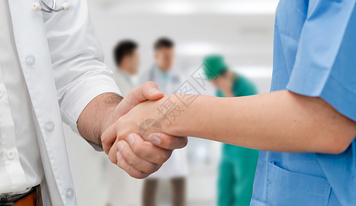 医院的医生和另一个医生握手住院诊所处方合作博士学位雇员工作办公室治疗女士图片