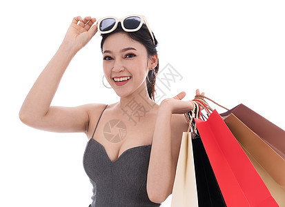 带着白背景孤立的购物袋的快乐年轻女子 在白色背景中被孤立成人销售庆典女性裙子女士店铺幸福女孩购物狂图片