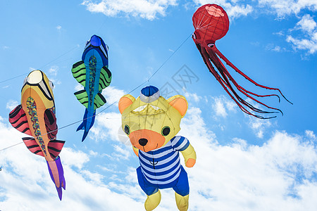 章鱼须带神奇人物的飞行风筝背景